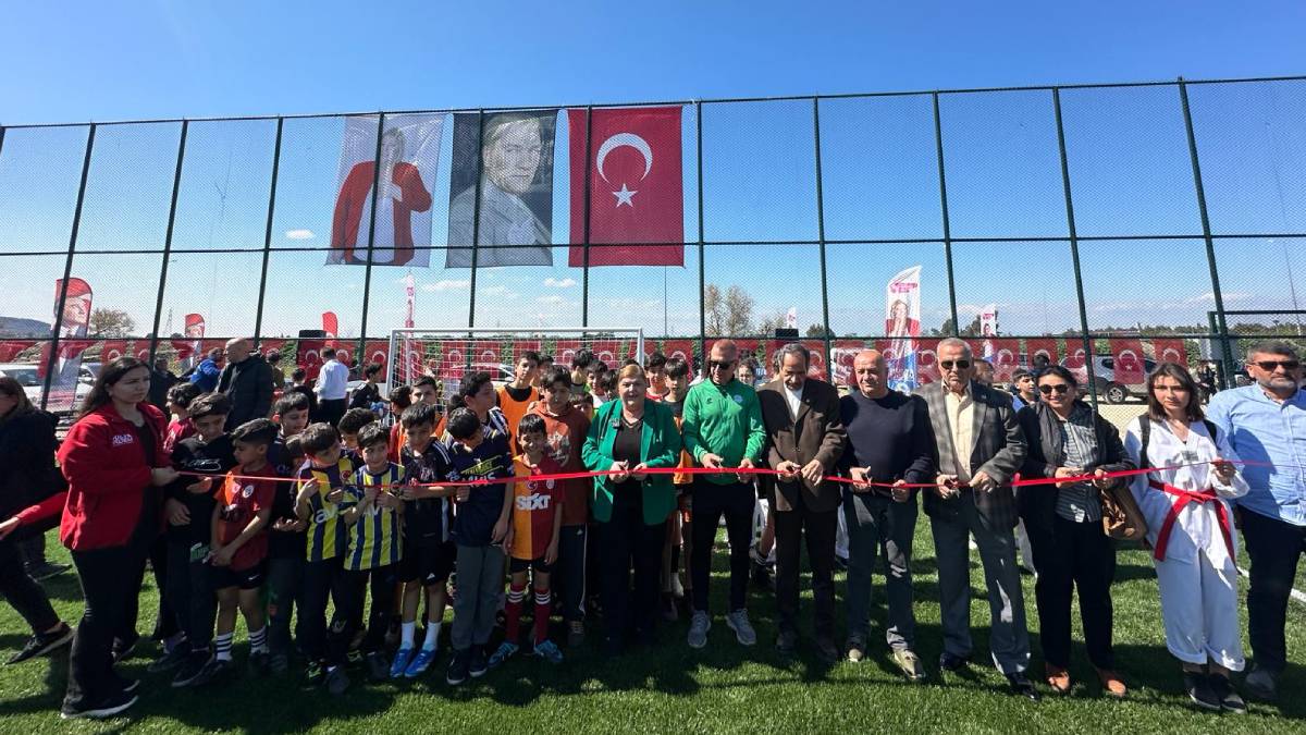 Hülya Erdem, Ceyhan’a 2 sentetik halı saha kazandırdı