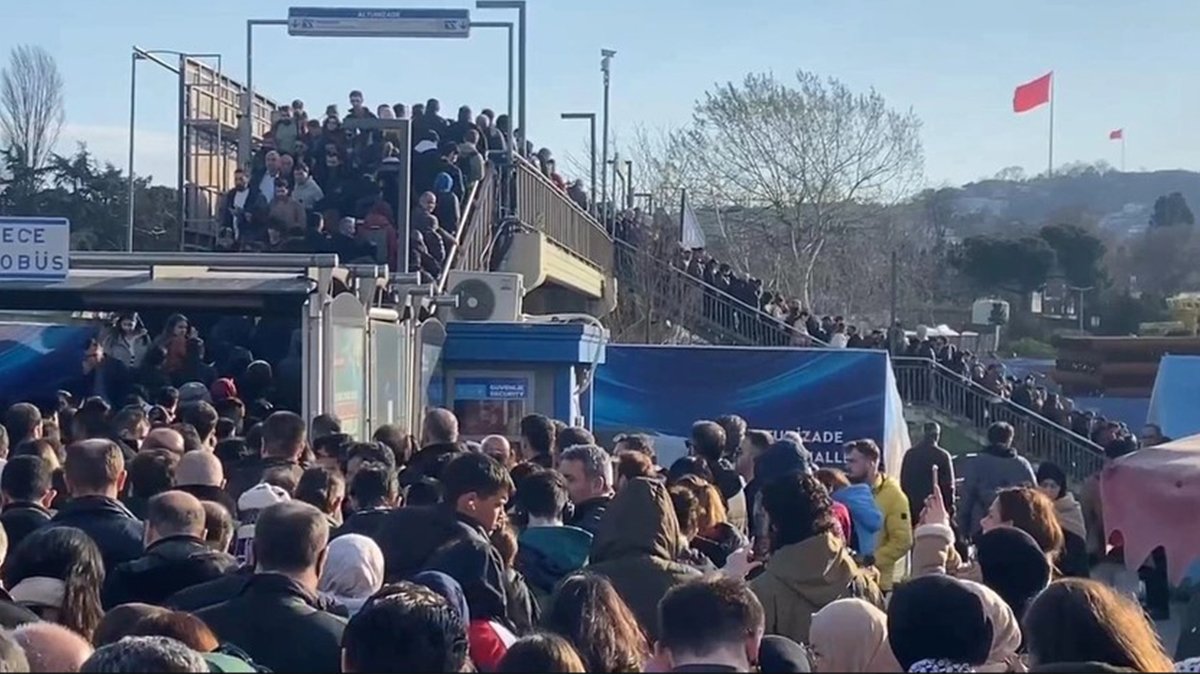 Metrobüs arızası: Seferler aksadı
