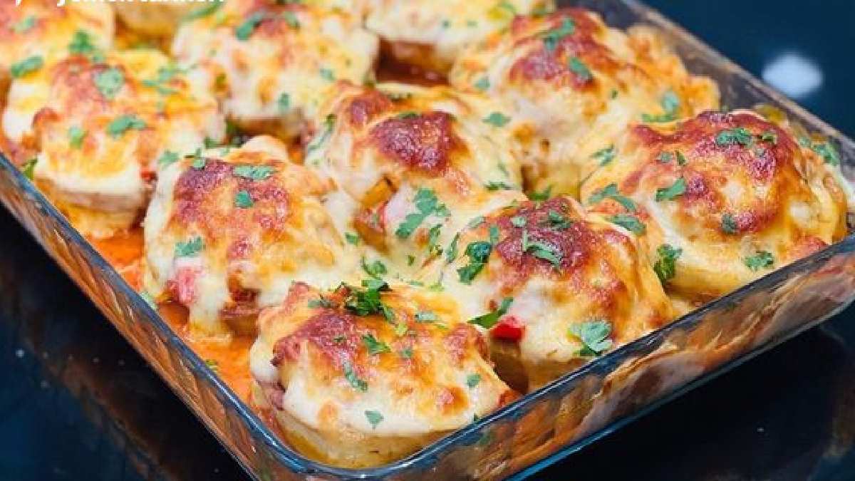 Görümceniz kıskançlığından tarifini isteyemeyecek! Sevilen iki lezzet bir arada! Fırında patates püreli soslu köfte tarifi