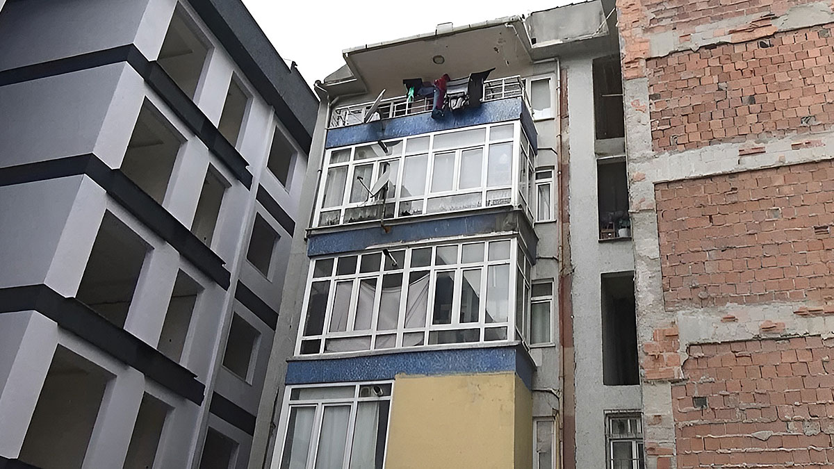 İstanbul'da ev kiralayan Çinlinin evine giren polisin gözleri fal taşı gibi açıldı! İlginç anlar kamerada