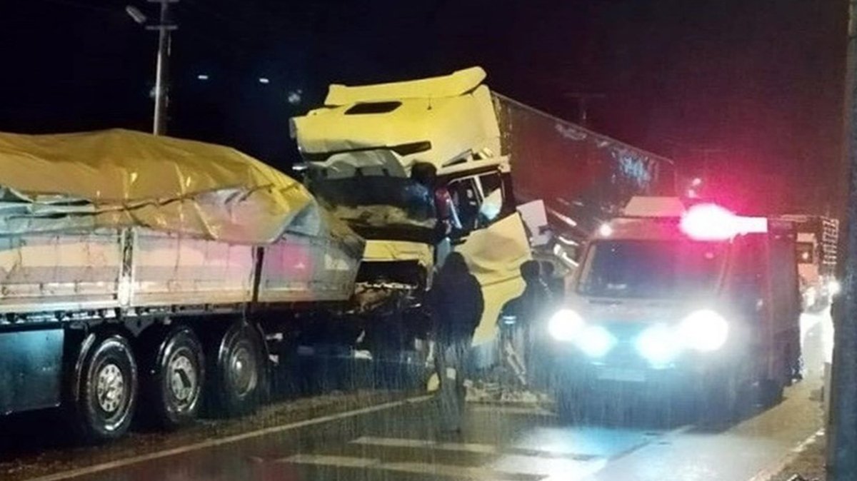 4 TIR birbirine girdi! Ölü ve yaralılar var