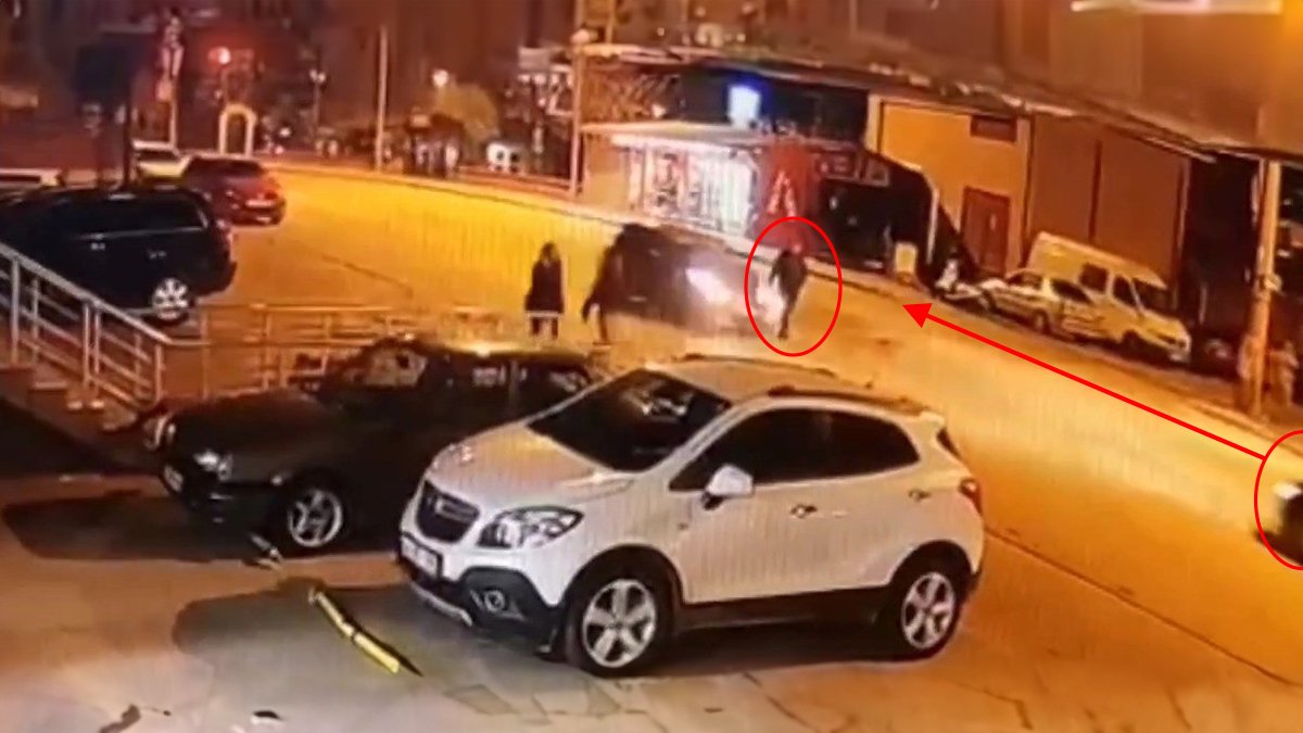 Karşıdan karşıya geçmeye çalışan yaşlı adama iki otomobil birden çarptı!