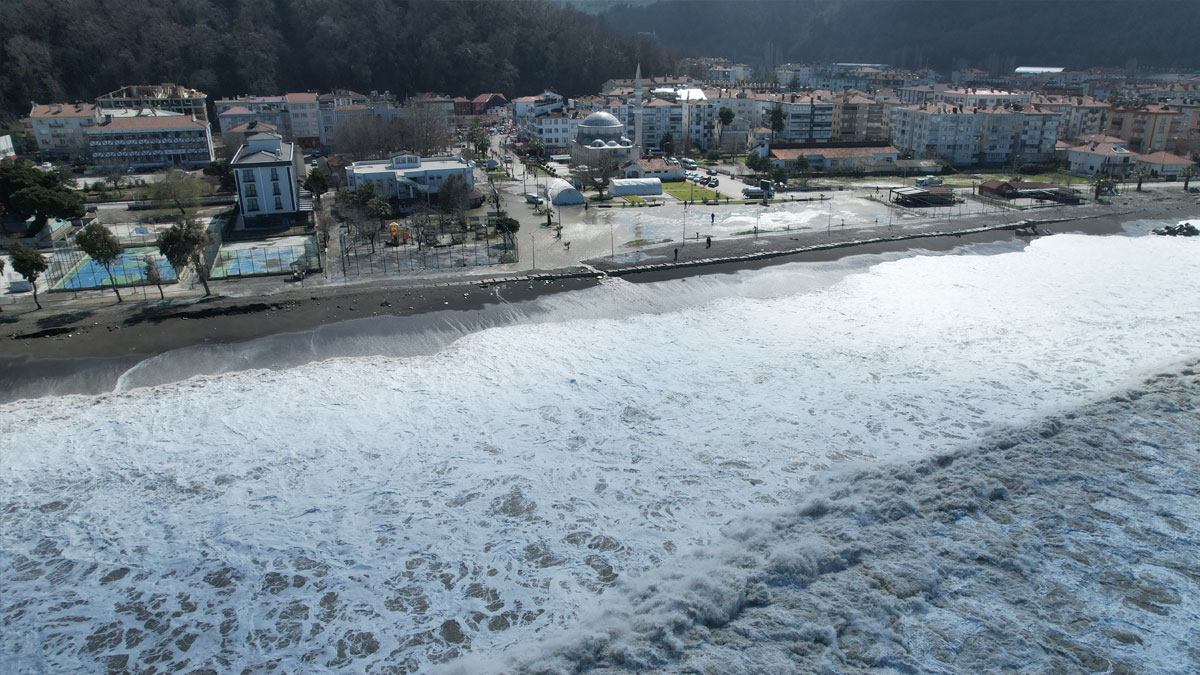 Kastamonu'da fırtına: Dalgalar sahil şeridine zarar verdi