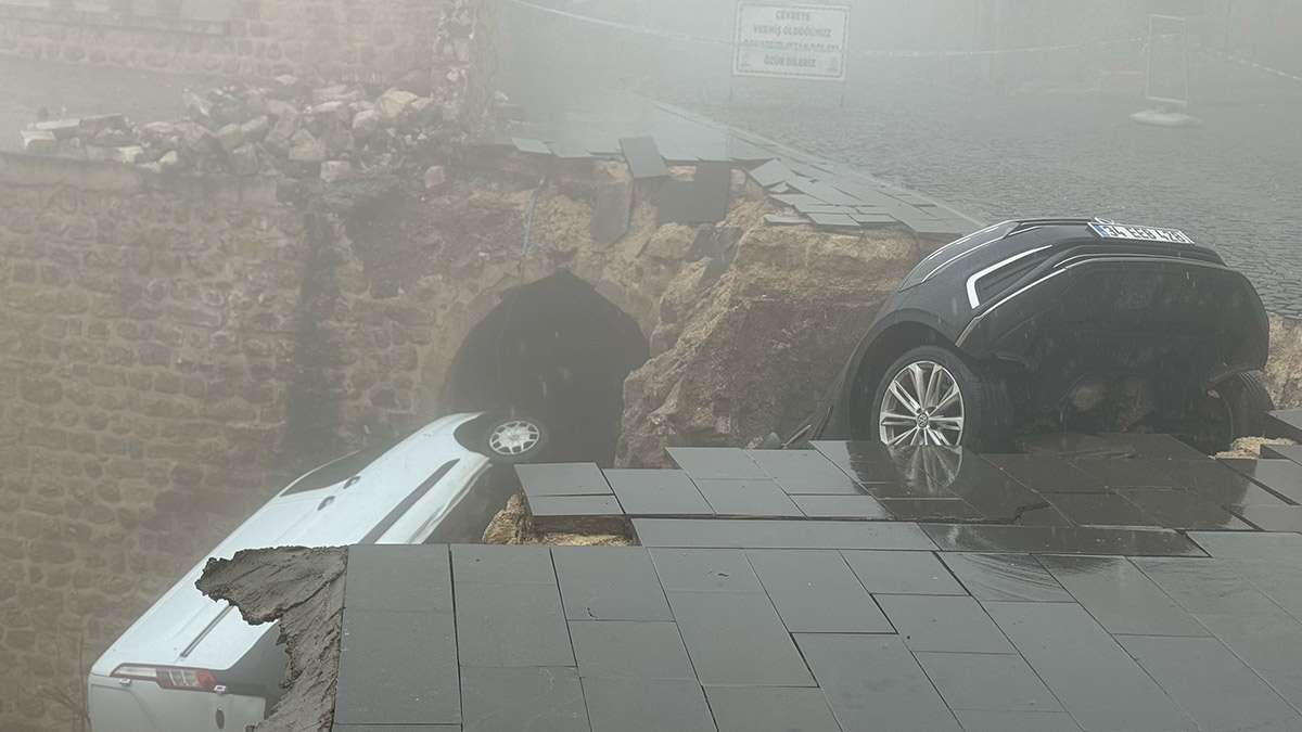 Mardin'de sağanak sonrası yol çöktü! 2 araç metruk eve düştü