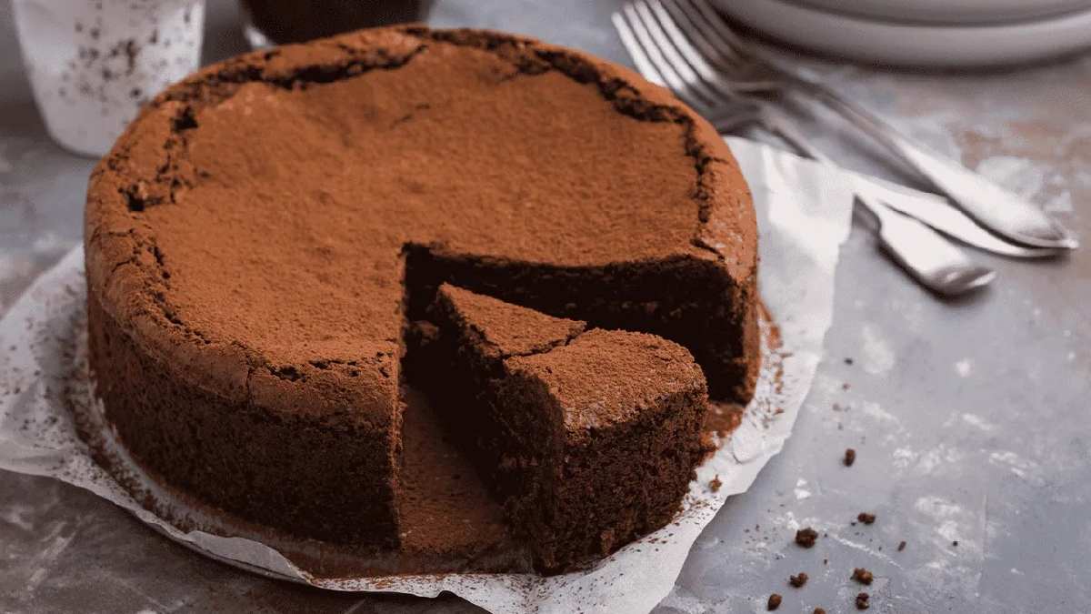 Puding ve kek birleşti ortaya şaheser çıktı! Bu lezzet akıma dönüşür! İşte pudingli kek tarifi…