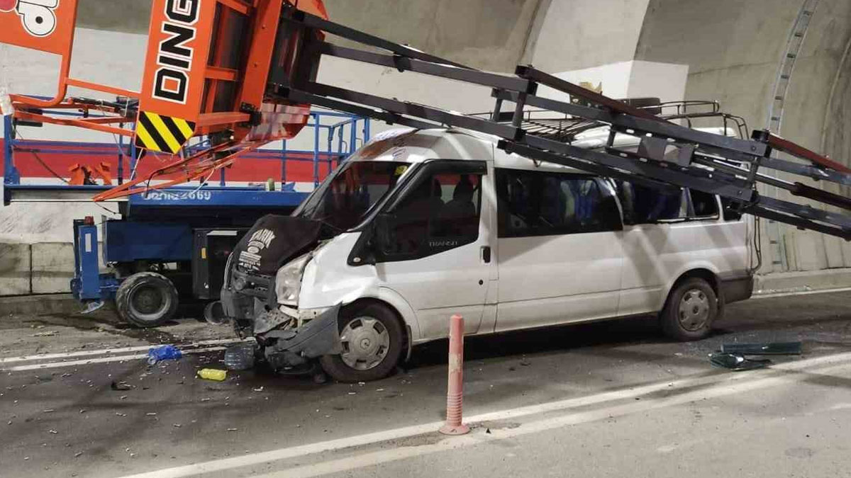 Tünelde feci kaza: Yolcu minibüsü asansöre çarptı