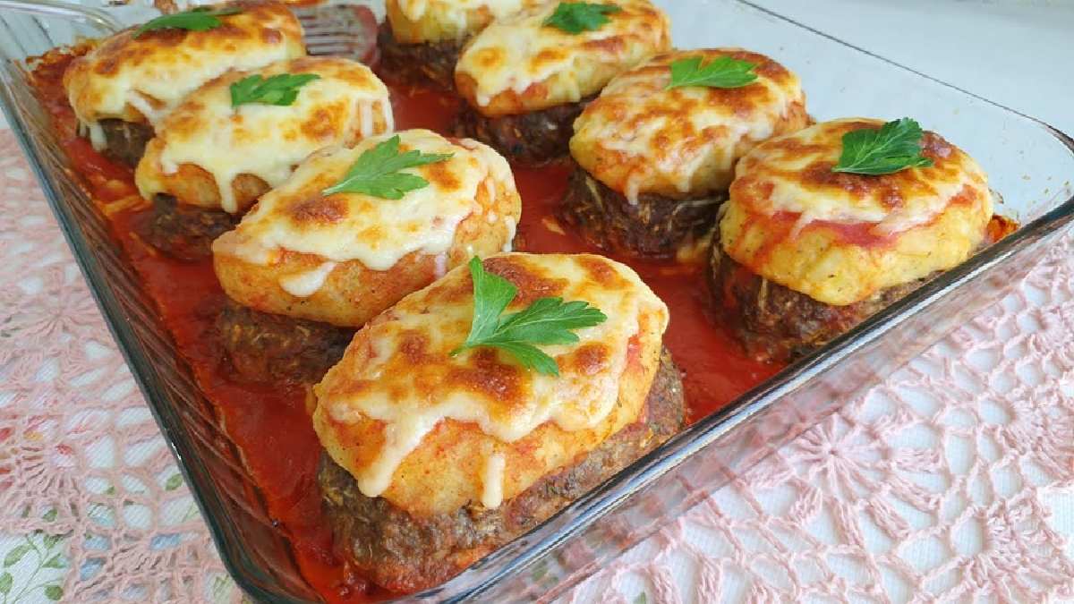 Klasik patatesten sıkılanlar denesin! En lezzetli çift: köfte ve patates uyumu! Fırında patates püreli soslu köfte tarifi