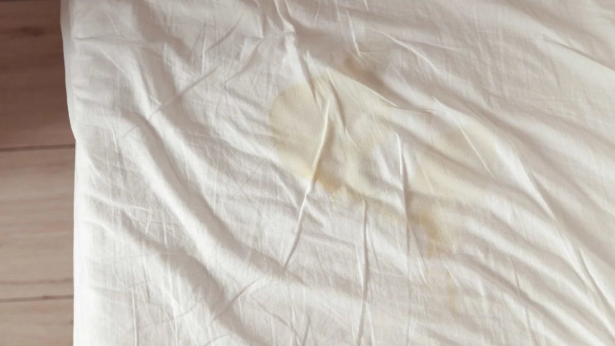 Yataktan bir türlü çıkmayan sarı lekeler iki dakikada yok olacak! Bembeyaz yapmak için hemen bu yöntemi deneyin
