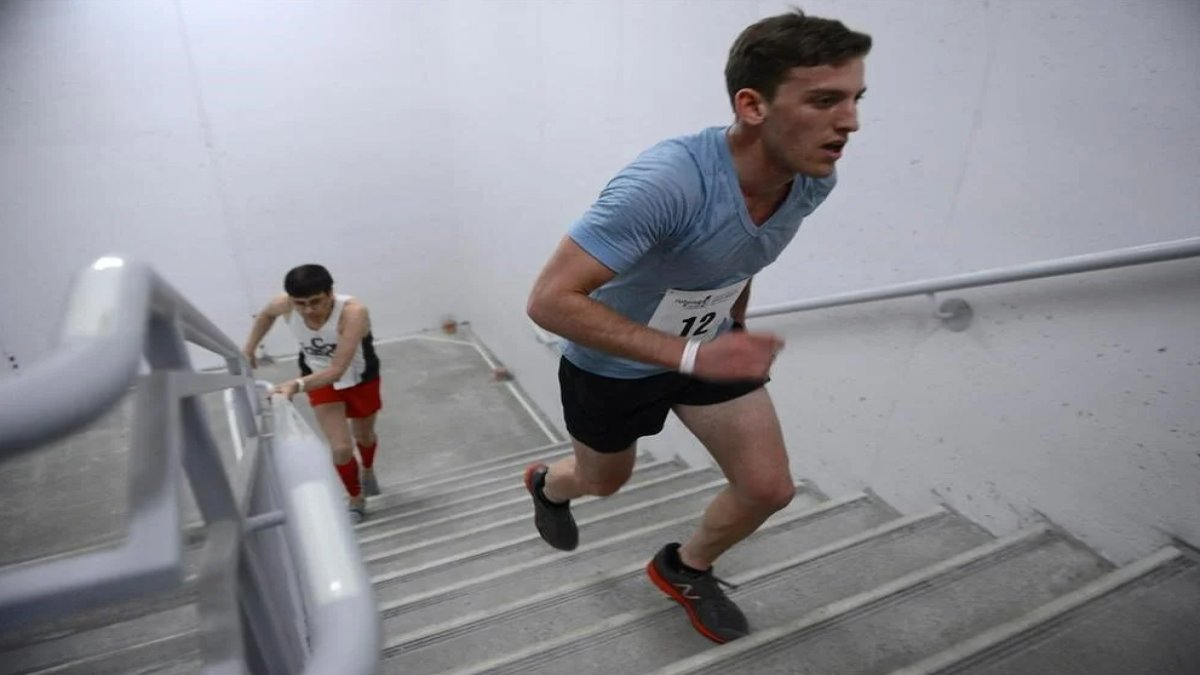 Rüyada Merdiven Çıkmak: İlerlemenin ve Yükselmenin Sembolü