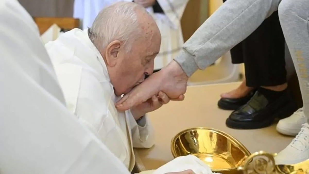 Papa Francis kadın mahkumların ayağını yıkayıp öptü