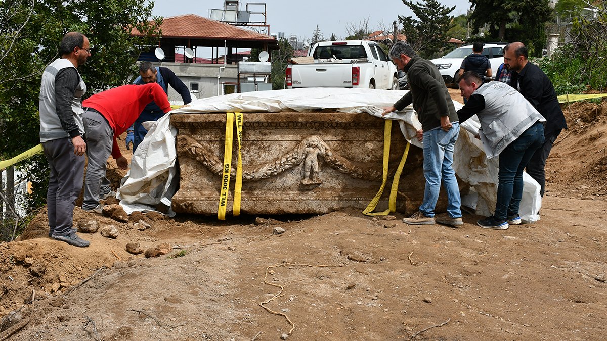 Evin bahçesinde büyüleyen lahit! Kazı yaparken ortaya çıktı, yetkililer harekete geçti
