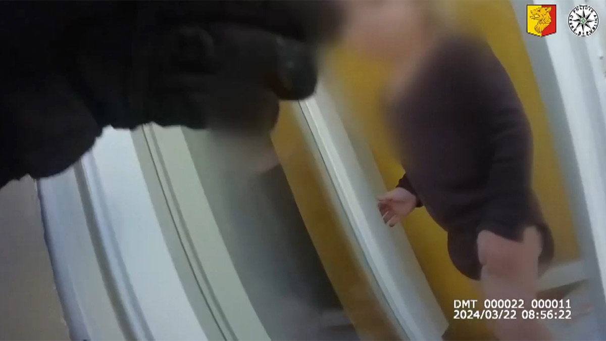 Prag'da polisi alarma geçiren olay Pencereden düşmek üzere olan bebeği