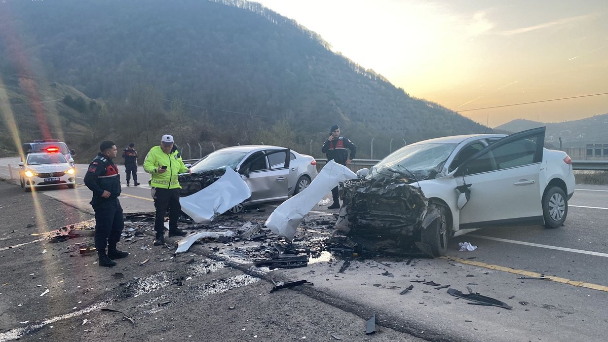 Bartın'da iki otomobil kafa kafaya çarpıştı: 1 ölü, 1 ağır yaralı