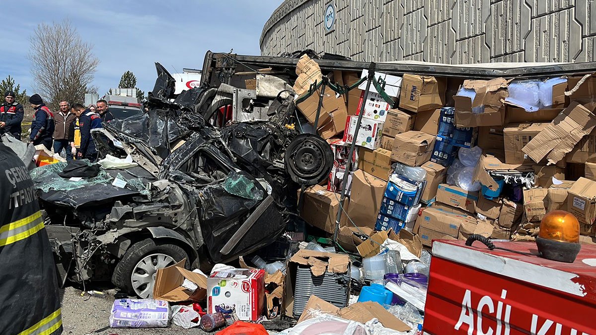 Çankırı'daki feci kazada 4 kişi öldü, 2'si polis 3 yaralı