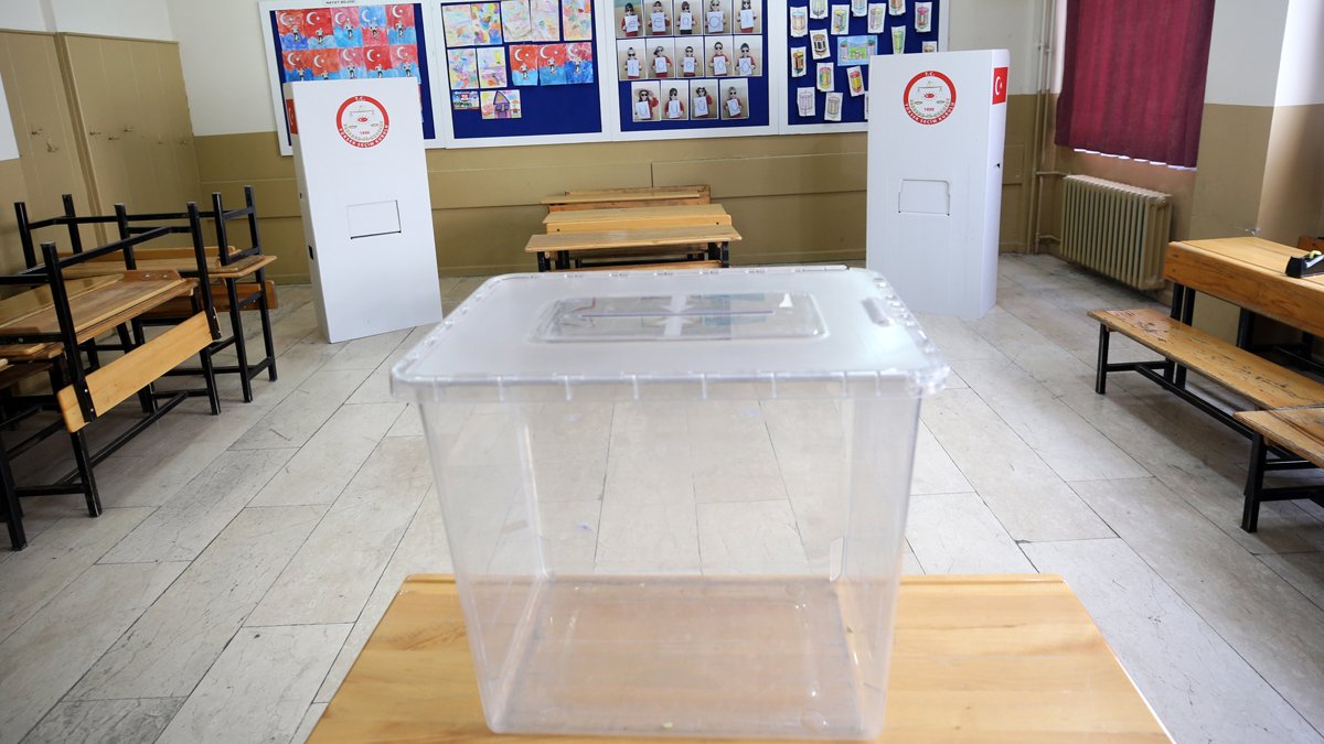 Yerel seçimlerde son düzlük: Okullarda sandıklar kuruldu, oy kabinleri hazırlandı