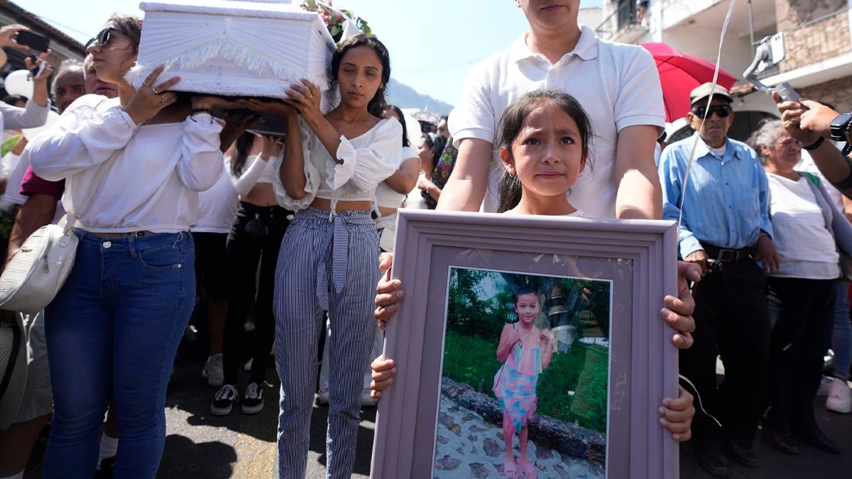 Cinayet şüphelisi linç edilerek öldürüldü: Polis öfkeli kalabalığın kadına saldırmasına seyirci kaldı