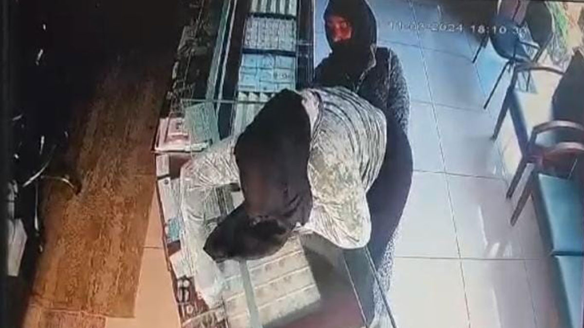 Vitrindeki altınları çaldıktan sonra eteğini açıp 10 saniyede işini halletti! İlginç anlar anbean kamerada