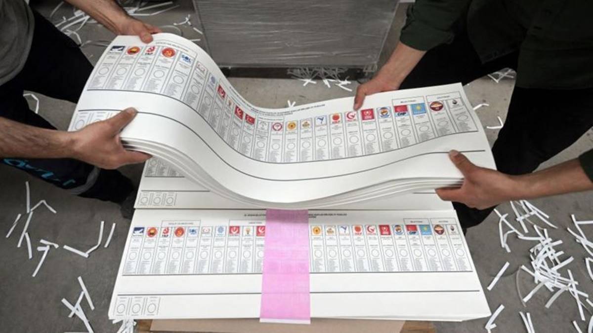 Yerel seçimlere katılacak parti sayısı şaşırttı! Pusulayı zarfa sığdırabilene ödül verilmeli...