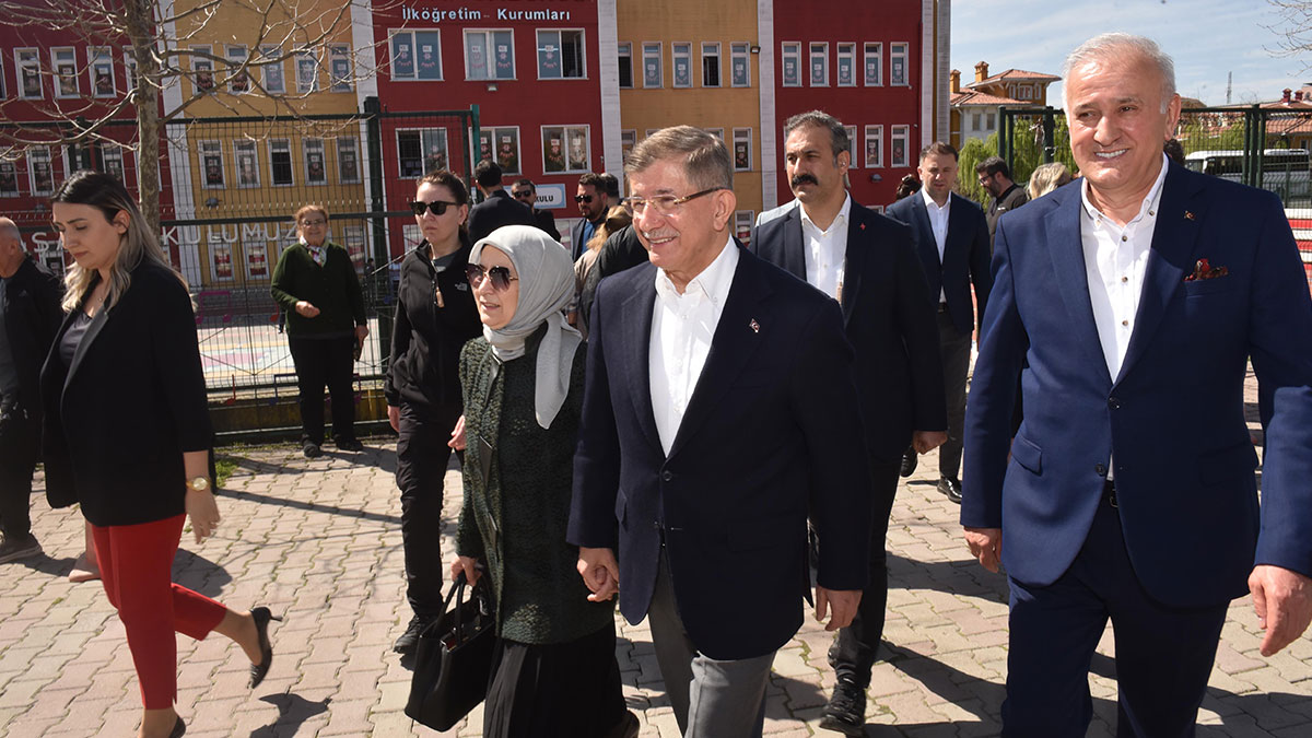 Oyunu kullanan Ahmet Davutoğlu'ndan 'demokrasi' mesajı: Bu seçimlerden gerekli dersleri çıkarmalıyız