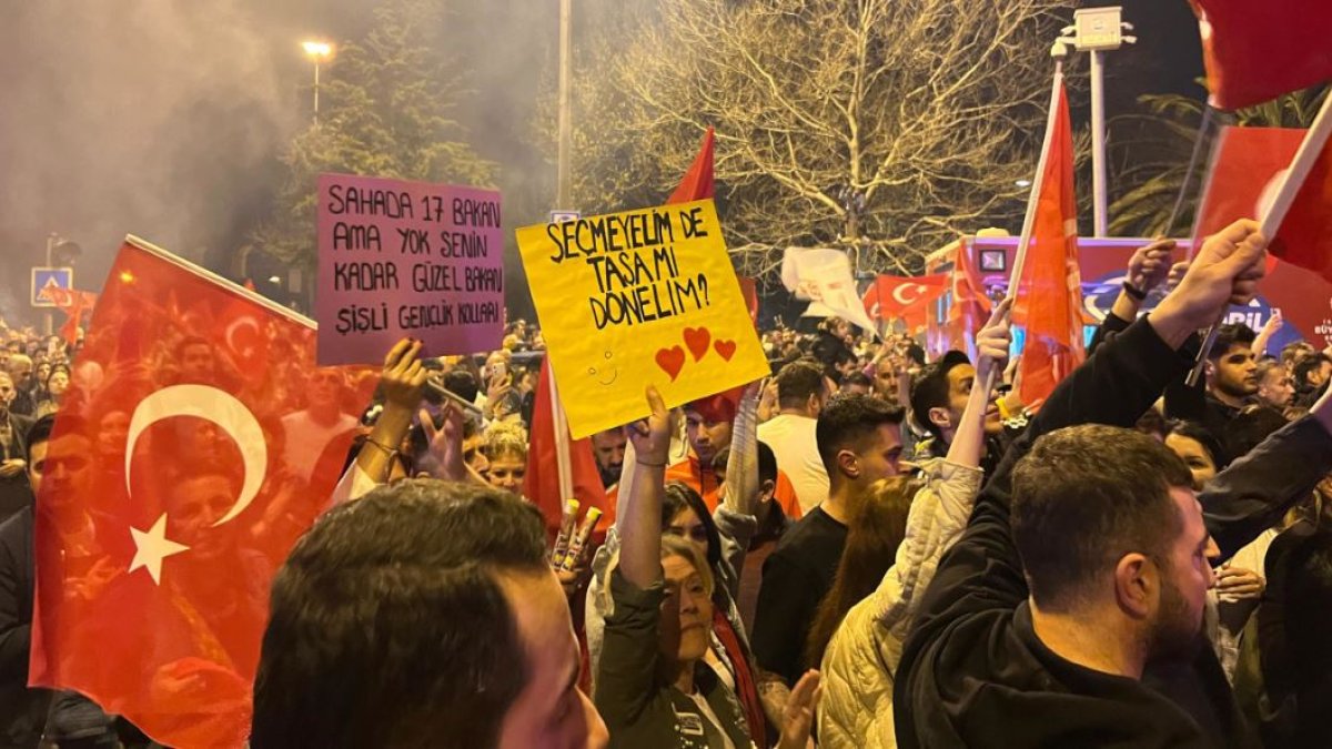 Saraçhane'deki İBB binası önünde kutlamalar başladı