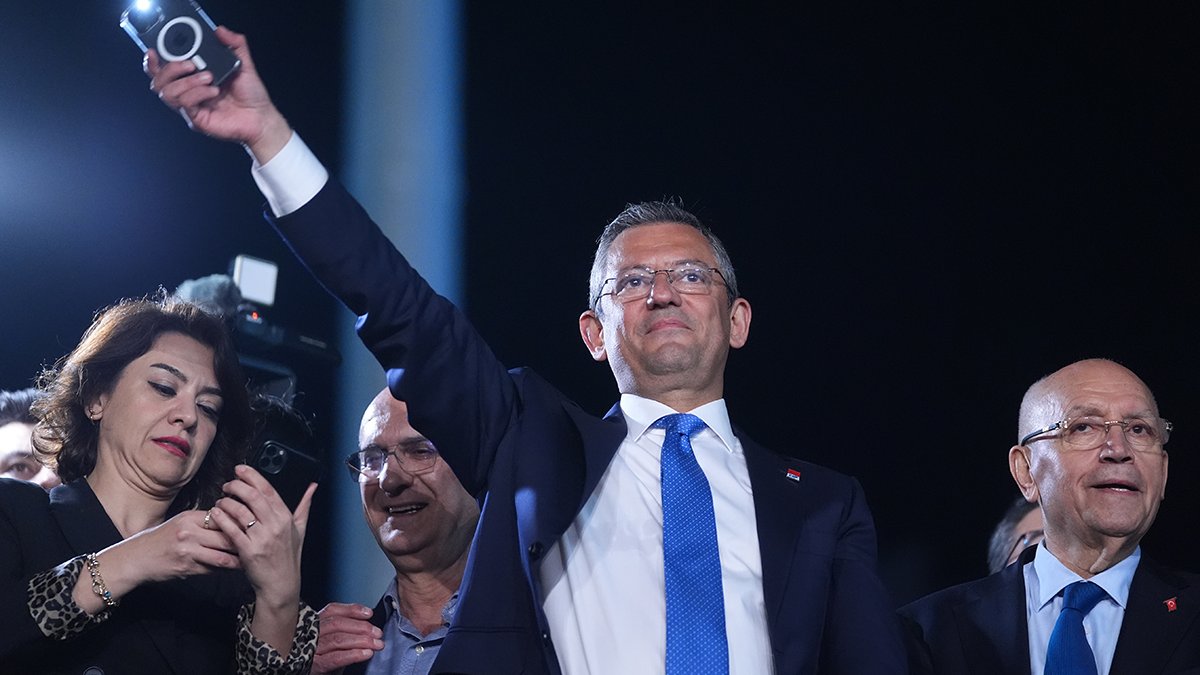 Özel'den İmamoğlu'na tebrik: Cumhurbaşkanı ve 17 Bakana karşı seçim kazandı