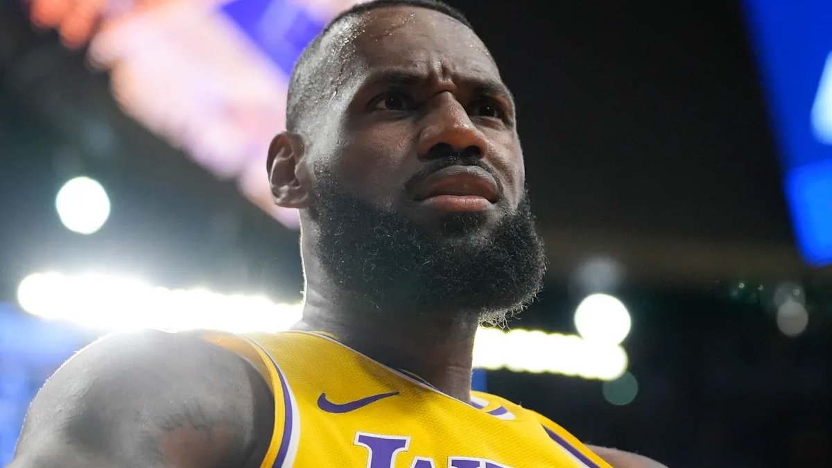 Basketbol Kralı LeBron James’in hayatı kitap oldu!
