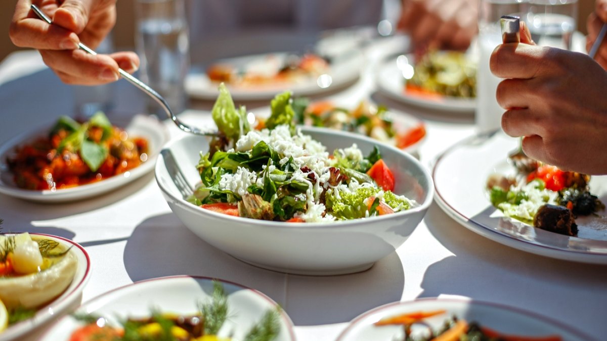 Ramazan bitmeden bu mezeyle iftar sofranızı süsleyin! Herkesi kendine hayran bırakacak harika bir meze