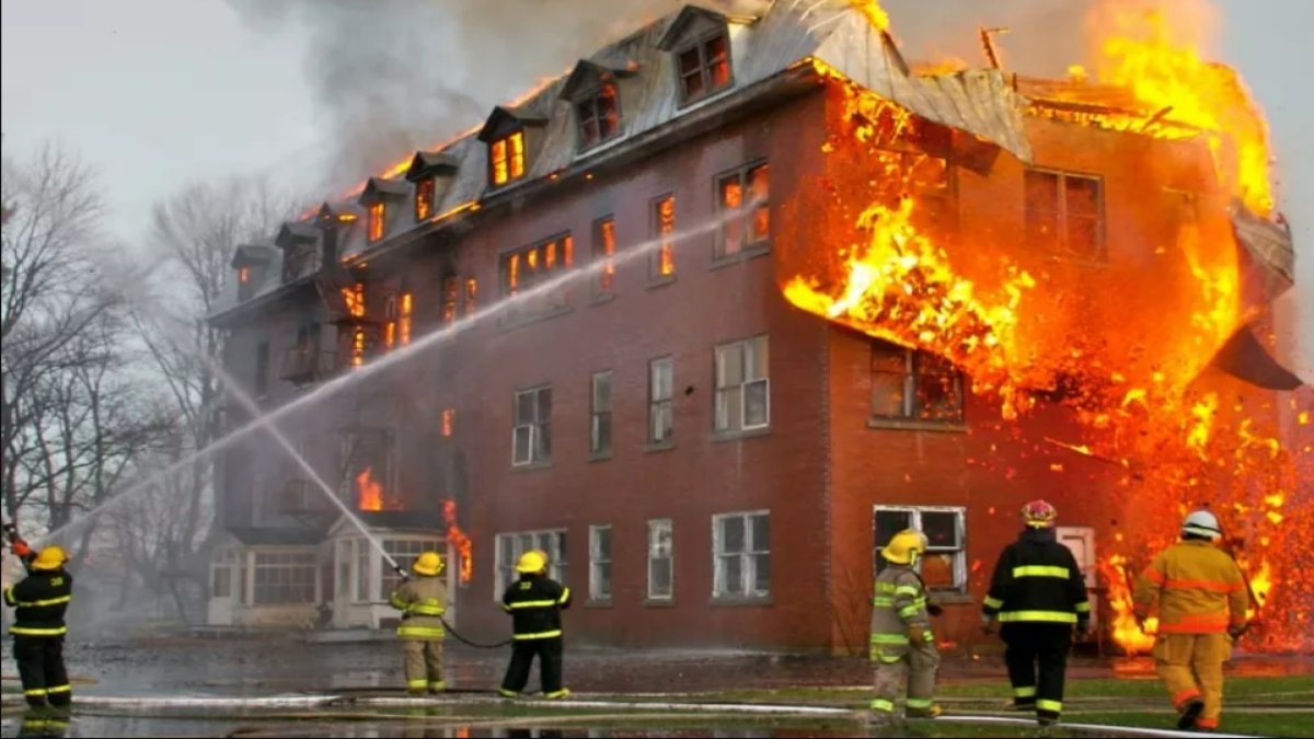 Rüyada Yangın Söndürmek: Anlam ve Yorum