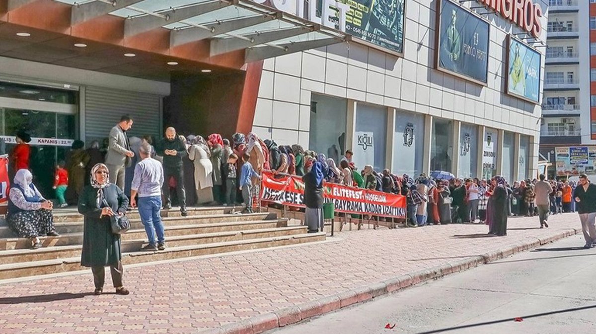 200 liralık hediye çeki için birbirlerini ezdiler