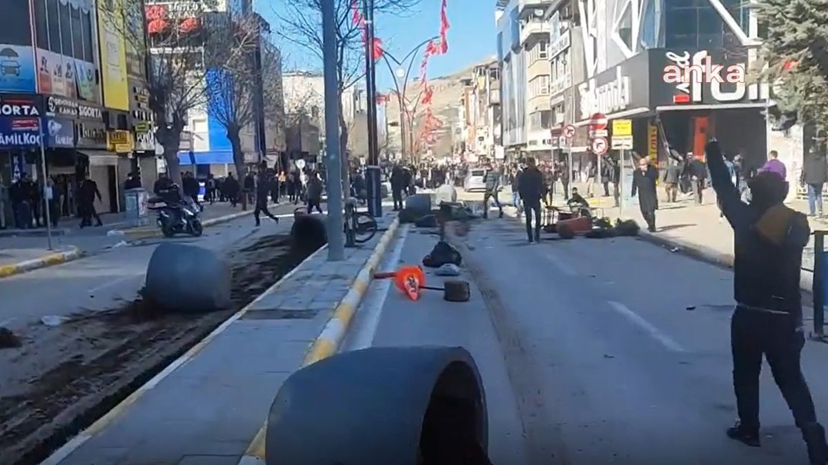 Mazbata seçimi kaybeden adaya verildi! Van'da ortalık savaş alanına döndü