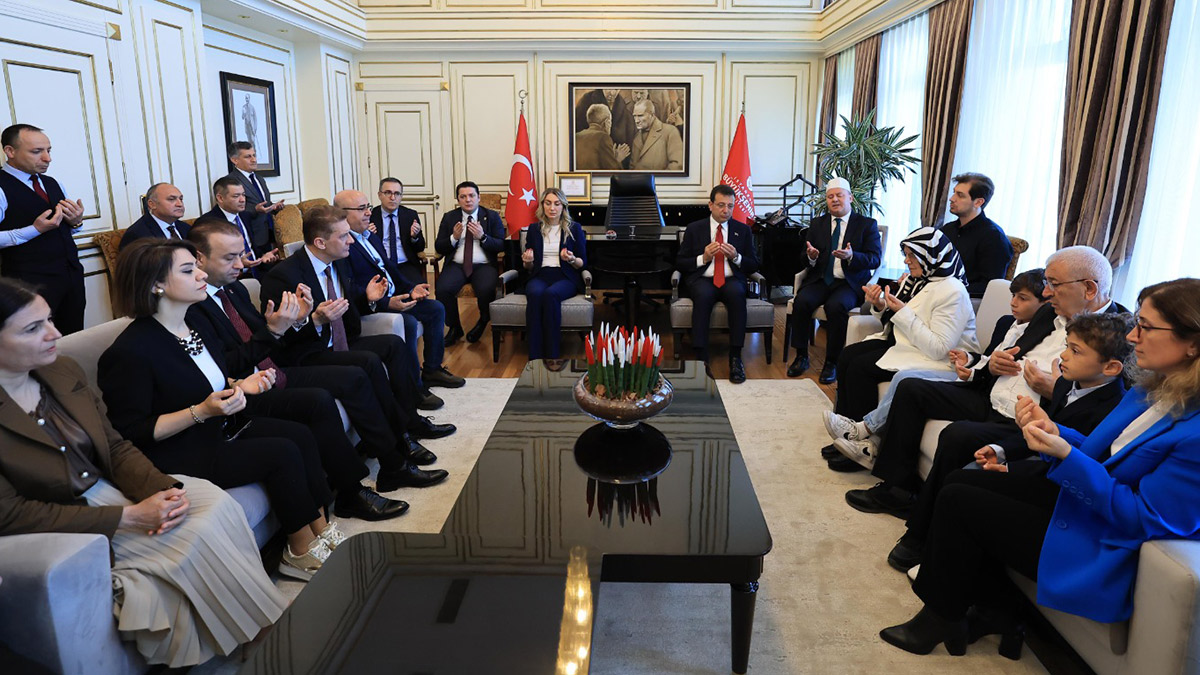 İBB ikinci İmamoğlu dönemi resmen başladı: Ailesiyle birlikte makamında dua etti