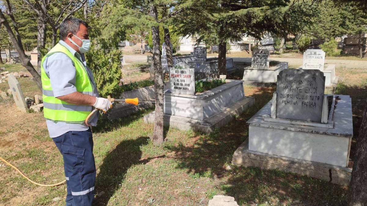 Bayram öncesi, mezarlıklarda temizlik ve bakım çalışmaları sürüyor