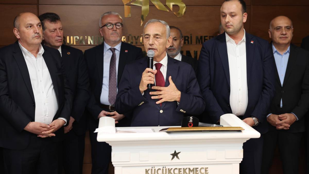 Küçükçekmece Belediye Başkanı Kemal Çebi, mazbatasını aldı