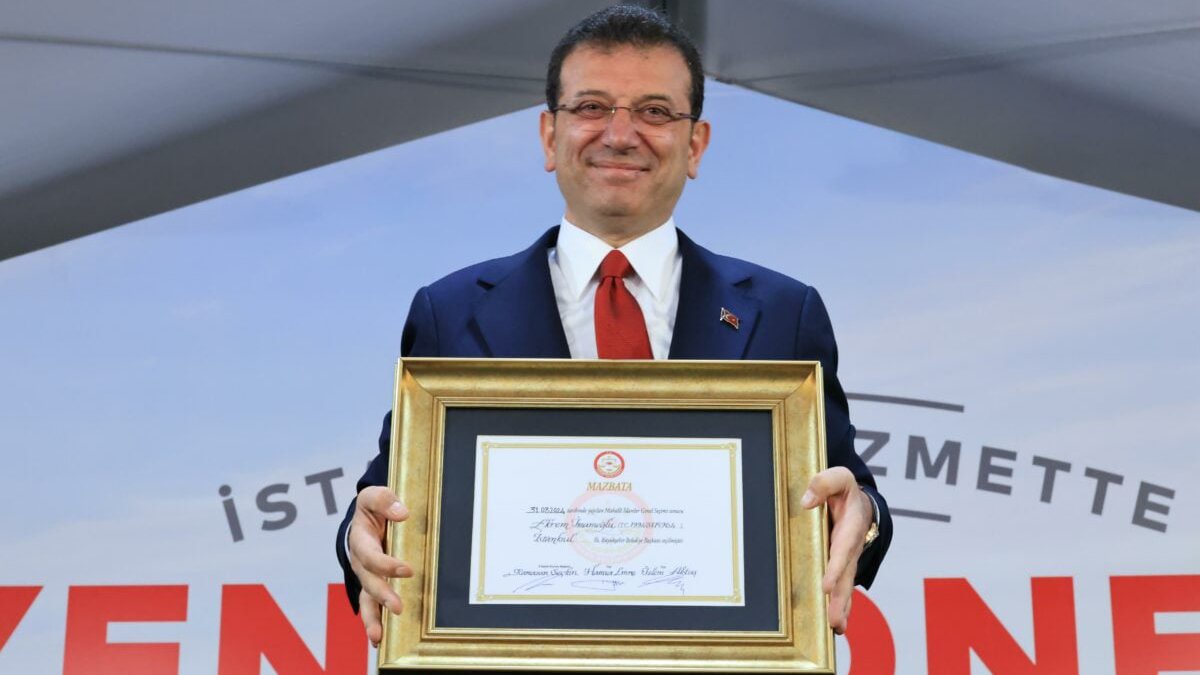 Financial Times'tan dikkat çeken İmamoğlu analizi Masasında Nutuk ve Kuran yan yana