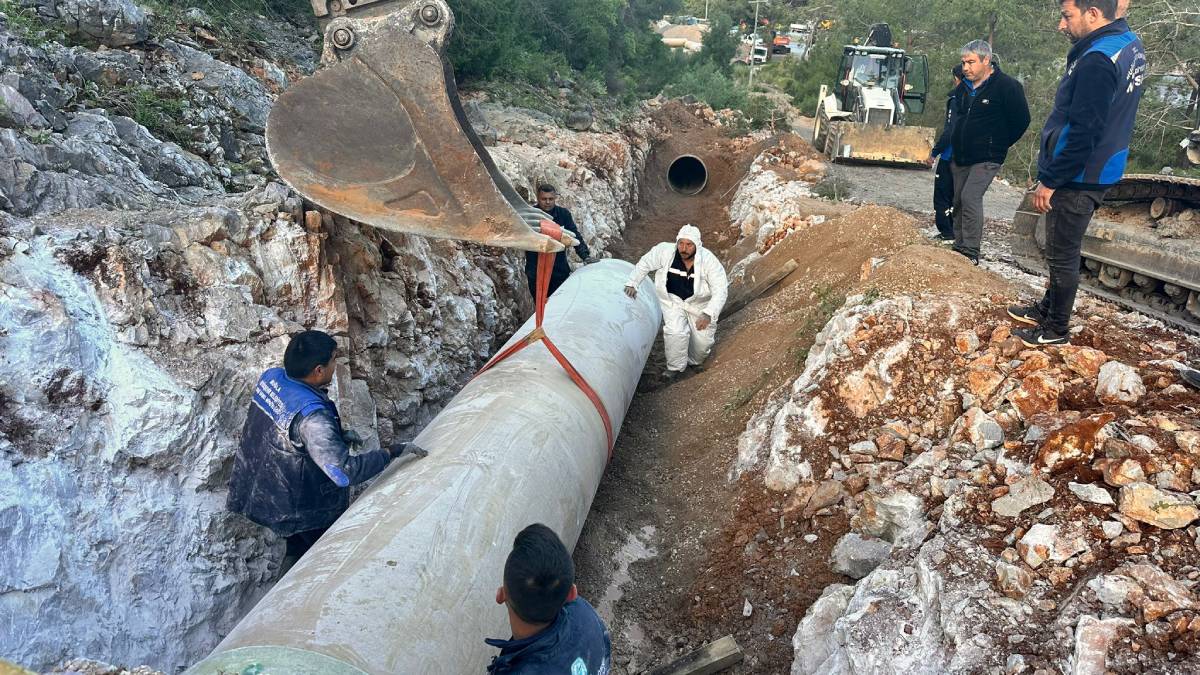 Bodrum’da DSİ hattı patladı Büyükşehir ekipleri çalışma başlattı