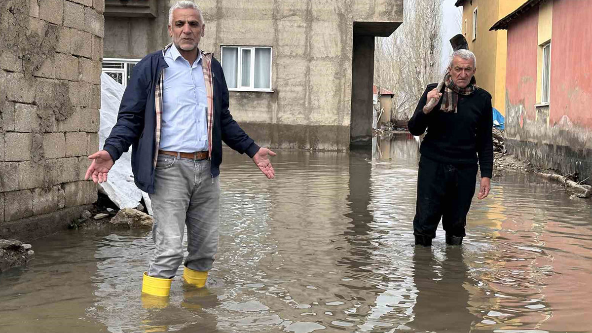 Hakkari'de sağanak yaşamı felç etti