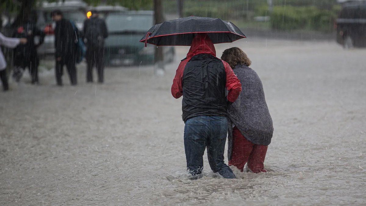 Meteoroloji'den 'kuvvetli yağış' uyarısı: Sel, dolu, yıldırım, fırtına...