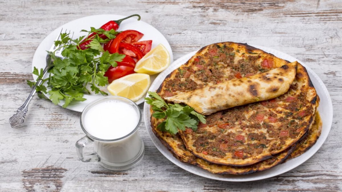 Bodrum&amp;#39;da lahmacun ve ayran fiyatları dudak uçuklattı