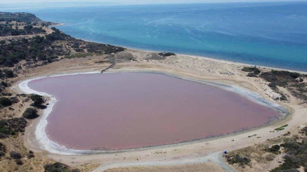Çanakkale'de 'kalpli pembe göl' görenleri büyüledi