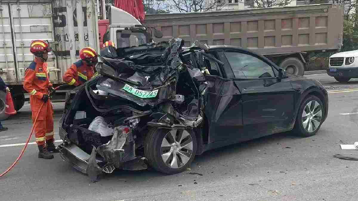 Tesla’ya arkadan son sürat çarpan kamyon pişman oldu! O anlar kamerada