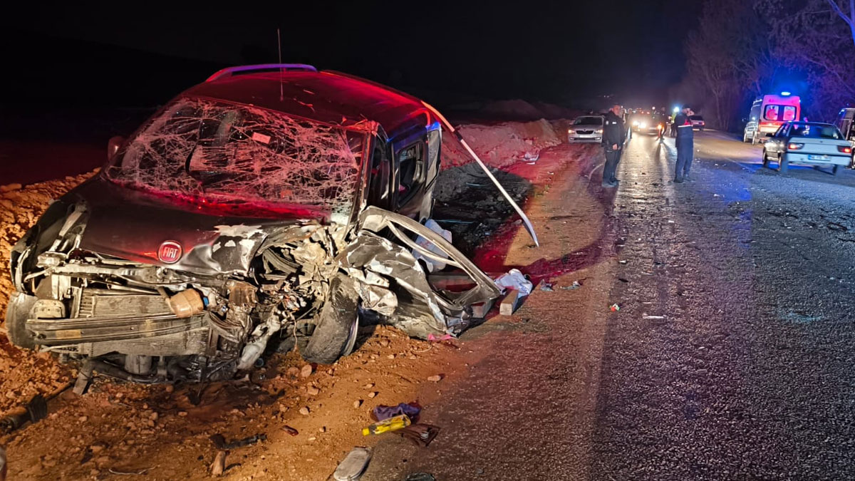 Tokat'ta iki araç kafa kafaya çarpıştı: 1 ölü 5 yaralı