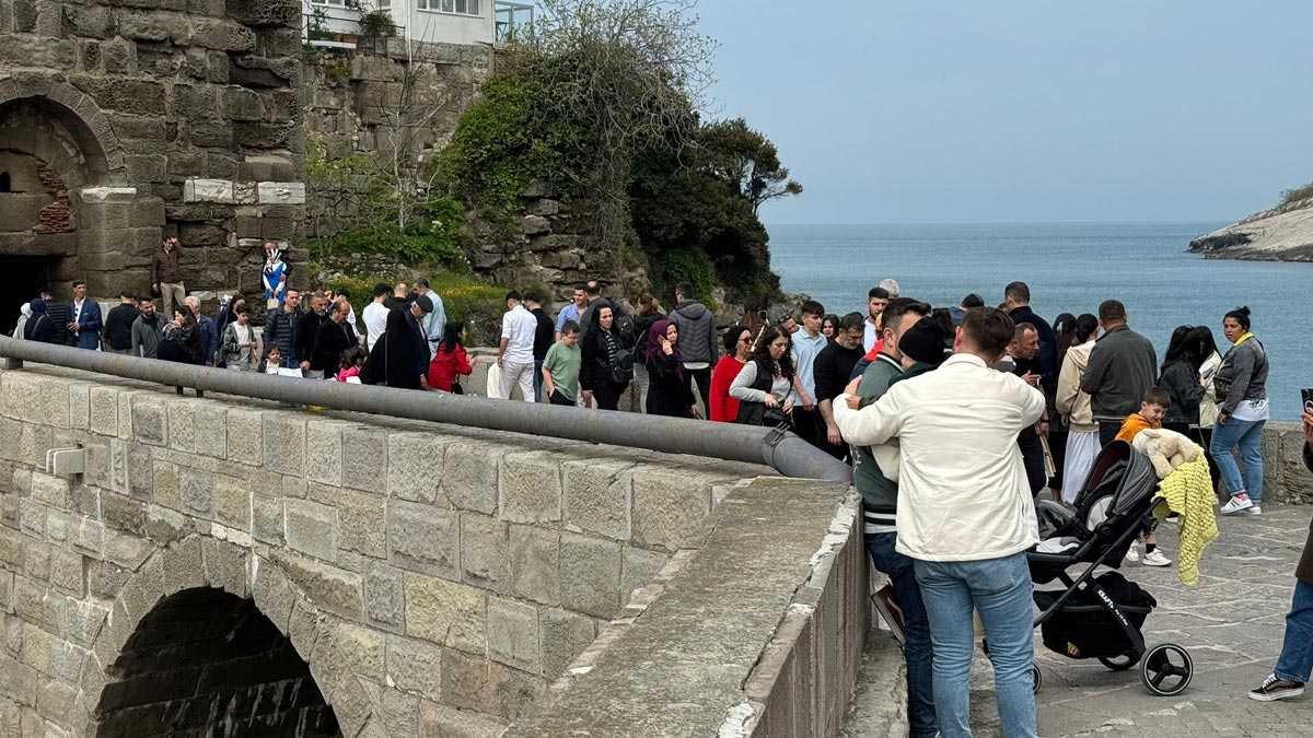 Amasra ziyaretçi akınına uğradı: İlçeye yeni araç girişi yasaklandı