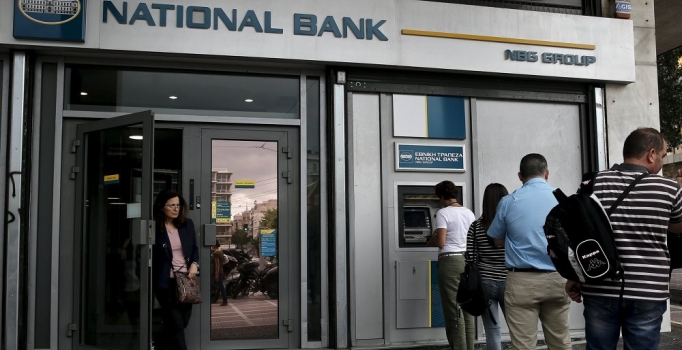 Yunanistan'da kriz: 
Halk bankaya koştu