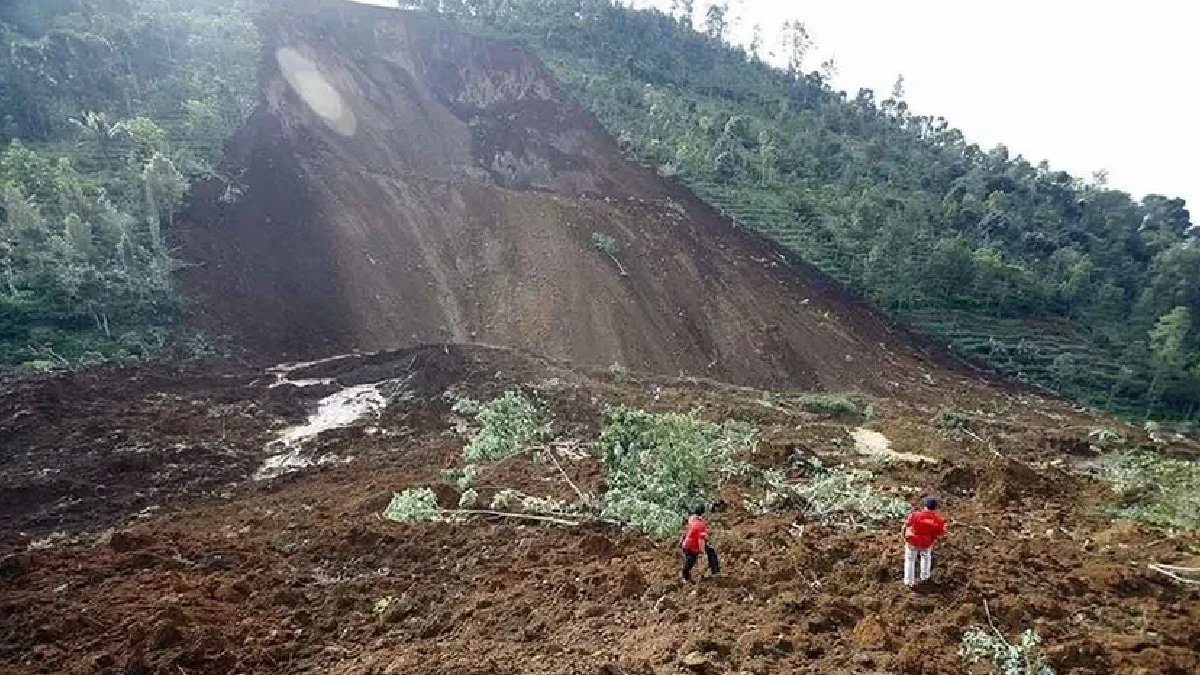 Endonezya'da toprak kaymaları: Ölü ve kayıplar var