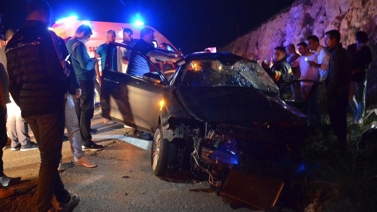 Otobüs otomobili metrelerce sürükledi: Feci kazada 4 can kaybı