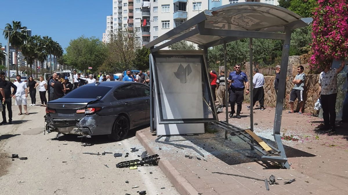 Adana'da can pazarı Otomobil durakta bekleyenlerin arasında daldı Yaralılar var
