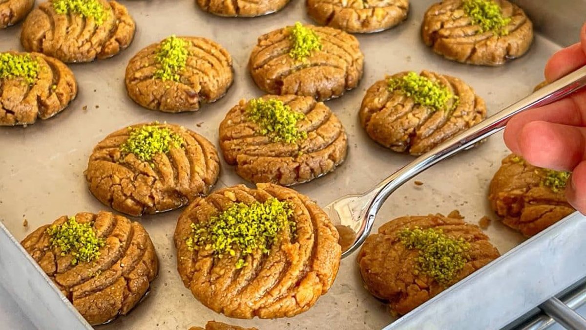 Yiyenler nasıl yaptı diye kıskanacak! Baklava tadında cevizli irmikli tatlı tarifi: Ağızda lokum gibi dağılıyor