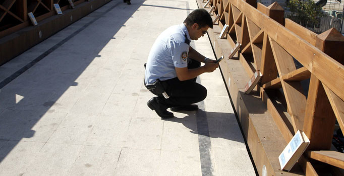 Antalya'da bir üst geçite FETÖ kitapları dizilmiş