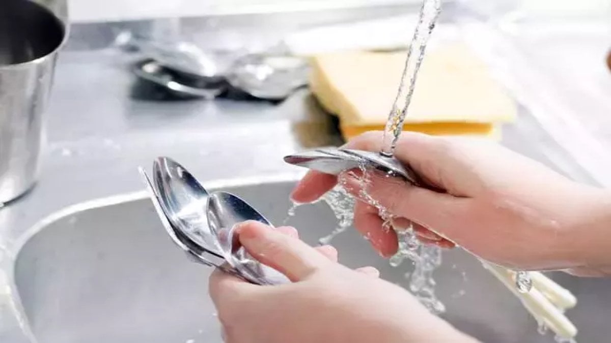 Ellerinizi sabunla değil metal kaşıkla yıkayın! Öyle bir etkisi var ki... O sorunun çözümü çok basitmiş