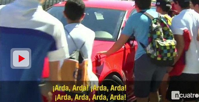 Barcelonalı taraftarlar Arda Turan'ın aracına saldırdı!